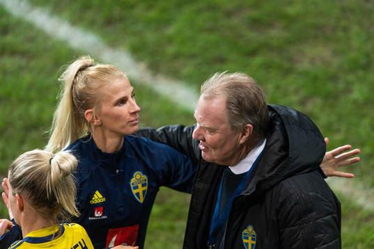 Sofia Jakobsson of Sweden and president Karl-Erik Nilsson