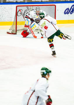Frölundas Mattias Norlinder och målvakt Niklas Rubin