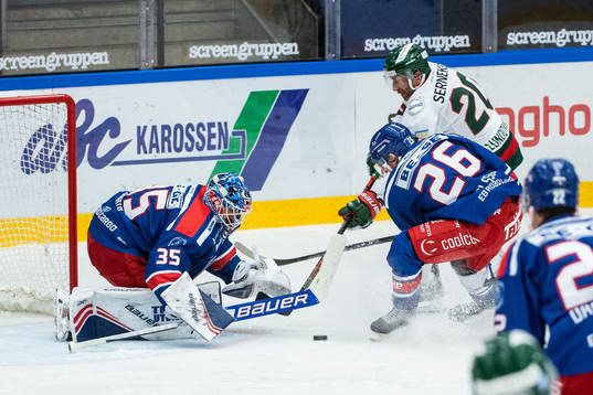Oskarshamns målvakt Joe Cannata och Filip Karlsson mot