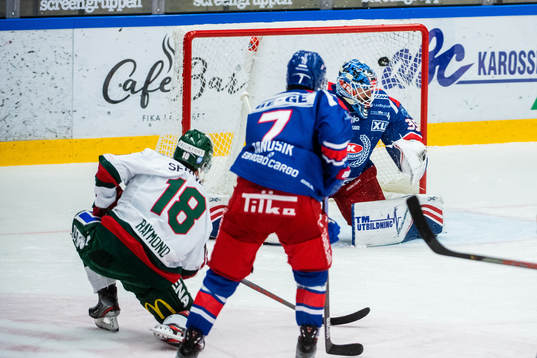 Frölundas Lucas Raymond gör 1-1 på Oskarshamns målvakt