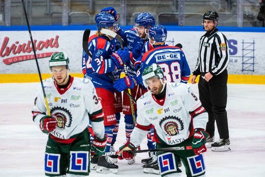 Oskarshamns Kim Rosdahl jublar med lagkamrater