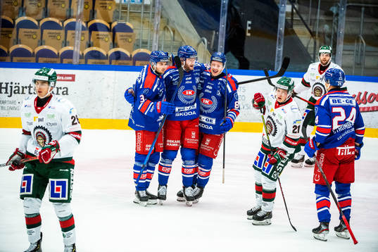 Oskarshamns Kim Rosdahl jublar med lagkamrater