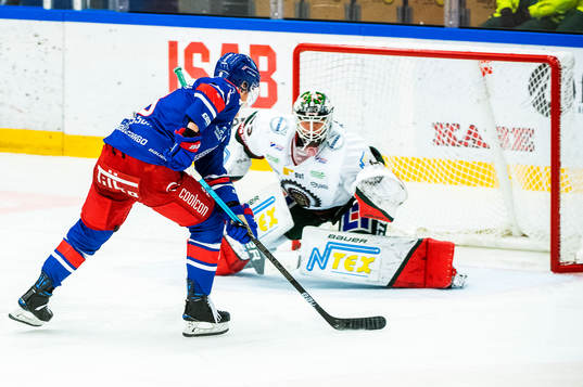 Oskarshamns Fredrik Olofsson och Frölundas målvakt Johan