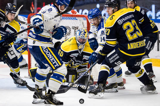 s Lias Andersson framför HV71:s målvakt Hugo Alnefelt