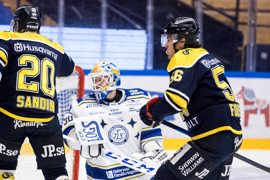 s Fredrik Forsberg och Leksands målvakt Janne Juvonen