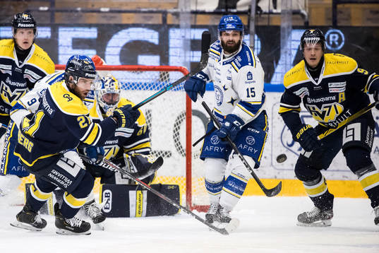 s Christian Sandberg och Leksands Otto Paajanen och HV71:s