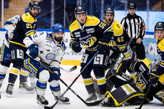 Leksands Otto Paajanen och ???under ishockeymatchen i SHL