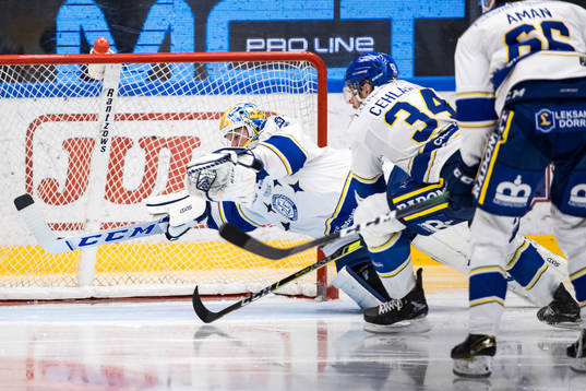 Leksands målvakt Janne Juvonen  och Leksands Peter Cehlarik