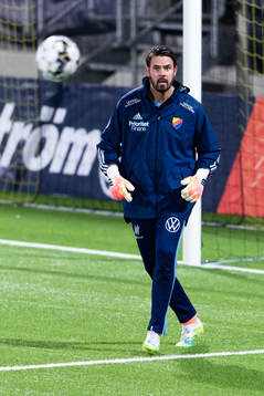  Djurgårdens målvakt Tommi Vaiho värmer upp innan