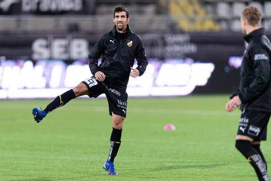  Häckens Nikola Gulan värmer upp innan fotbollsmatchen i