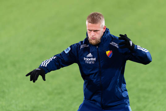 Djurgårdens Kalle Holmberg värmer upp innan