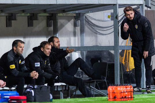 Häckens tränare Andreas Alm diskuterar med fjärdedomare