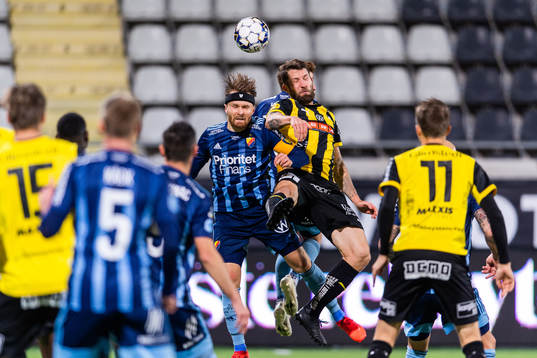 Djurgårdens Jacob Une Larsson och Häckens Joona Toivio i