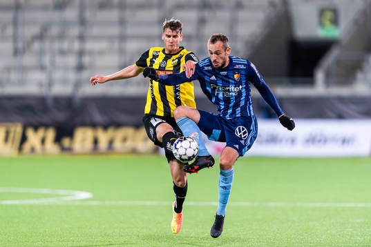 Häckens Johan Hammar och Djurgårdens Emir Kujovic