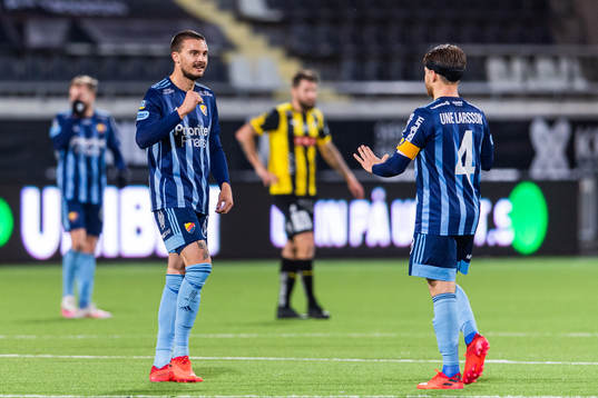 Djurgårdens Erik Berg jublar med Jacob Une Larsson