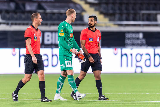 Häckens målvakt Pontus Dahlberg diskuterar med Domare