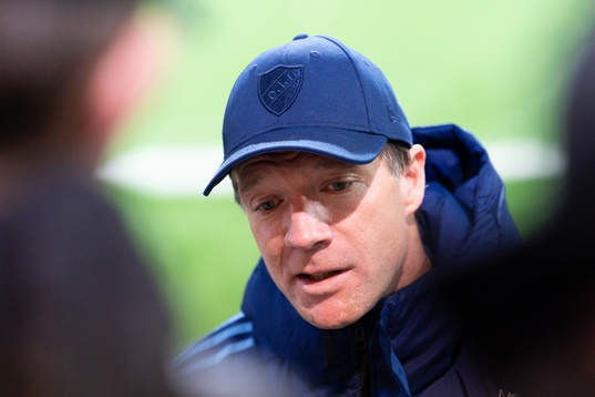 Djurgårdens tränare Kim Bergstrand blir intervjuad