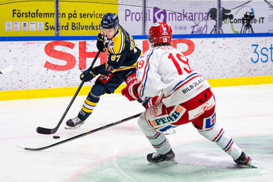 Södertäljes Hugo Gustafsson nder ishockeymatchen i