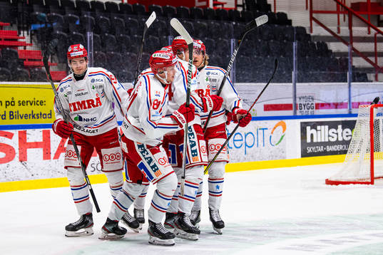Timrås Jens Lööke jublar med lagkamrater