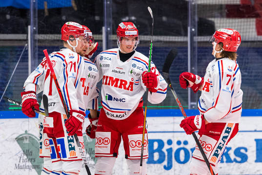 Timrås Isac Lundeström jublar med lagkamrater
