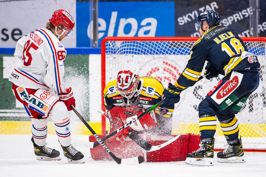 Södertäljes målvakt Filip Gustavsson, Andreas Hjelm och