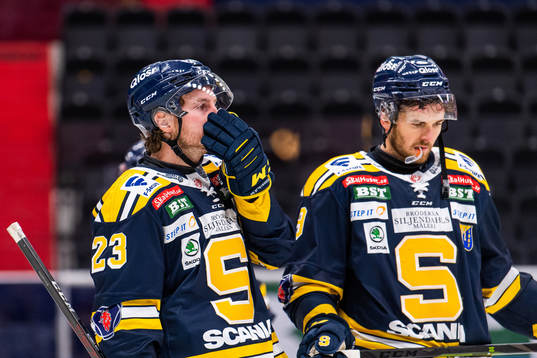 Södertäljes Bobbo Petersson och Matt Bailey deppar