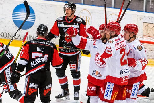Trojas Hampus Gustafsson jublar med lagkamrater
