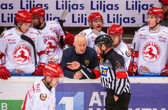 Trojas tränare Roger Forsberg samtalar med domaren Mikael