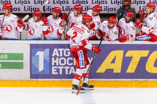 Trojas Linus Andersson jublar med lagkamrater