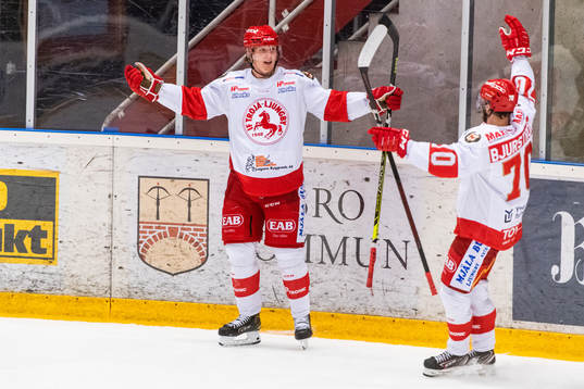 Trojas Linus Andersson jublar med Alexander Bjurström