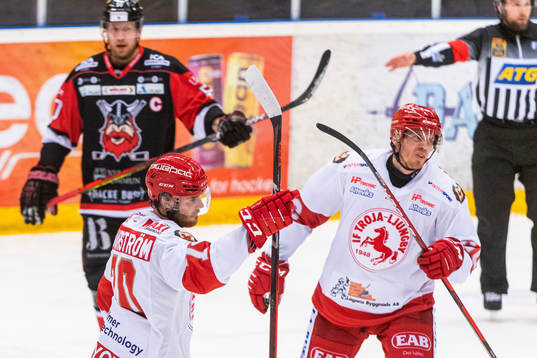 Trojas Alexander Bjurström jublar