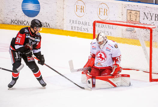 Nybros Fredrik Strömgren och Trojas målvakt Wictor