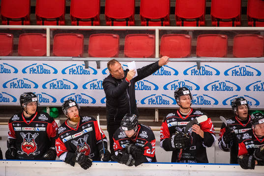 Nybros tränare Mikael Tisell och Nybros spelare deppar