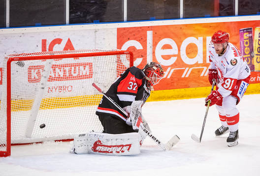 Trojas Emil Ericsson ser på när Linus Andersson (utanför