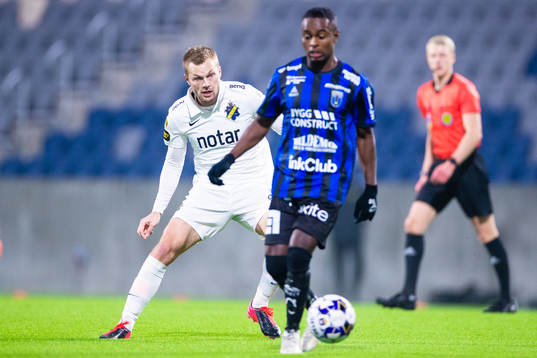 s Sebastian Larsson följer Sirius Nahom Girmai Netabay