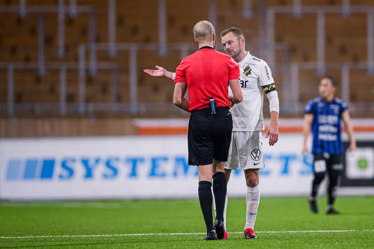 s Sebastian Larsson i samtal med domare Adam Ladebäck