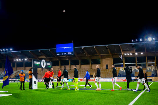 s spelar för entré på planen