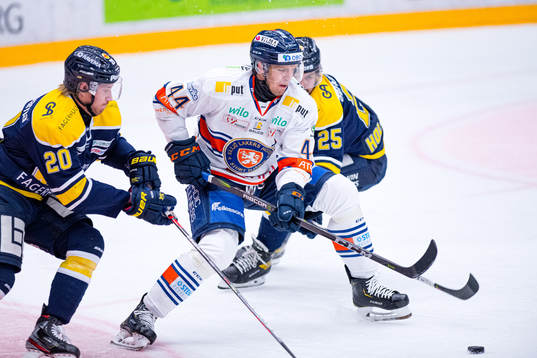 s Linus Sandin och Axel Holmström försvarar mot Växjös
