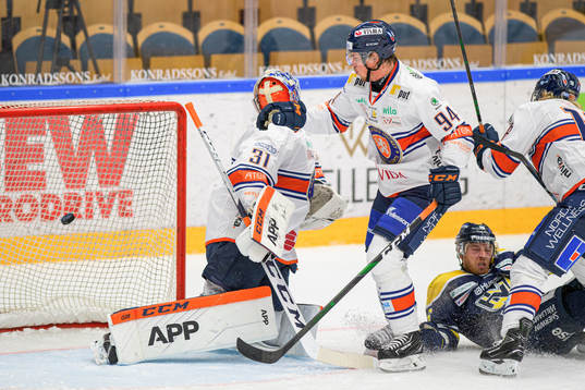 s Filip Sandberg gör 1-1 bakom Växjös målvakt Erik