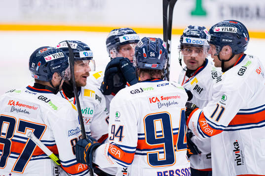 Växjös Ilari Melart jublar med lagkamrater