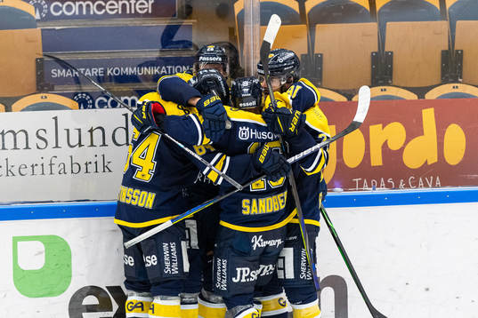 s Alexander Bergström jublar med lagkamrater