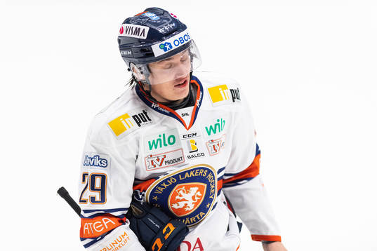 Växjös Pontus Holmberg blöder från munnen