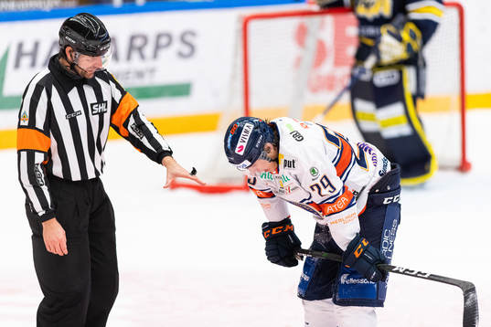 Domare Mikael Sjöqvist kollar till Växjös Pontus Holmberg