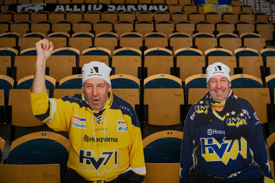 Pappfigurer på läktaren