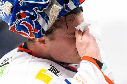 Växjös målvakt Erik Källgren torkar ansiktet
