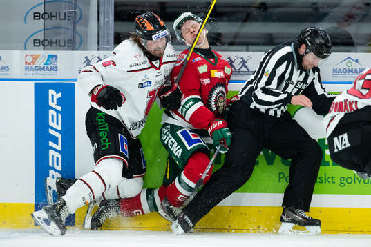 Örebros Stefan Warg tacklar Frölundas Lucas Raymond
