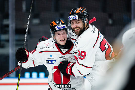 Örebros Elias Ekström jublar