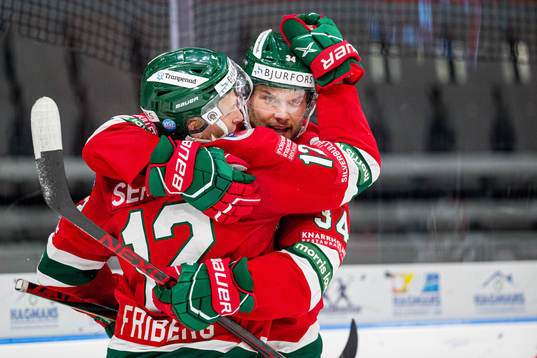 Frölundas Max Friberg och Theodor Lennström jublar