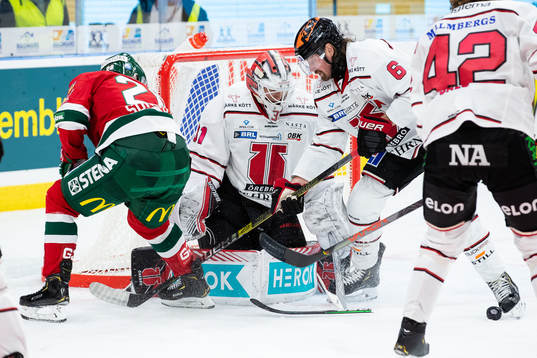 Frölundas Johan Sundström får klubban kapad av Örebros