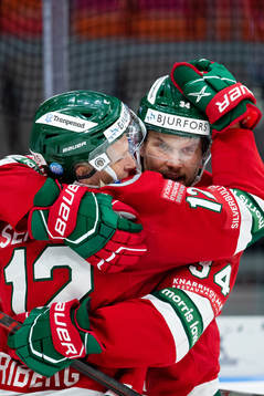 Frölundas Max Friberg jublar ihop med Theodor Lennström